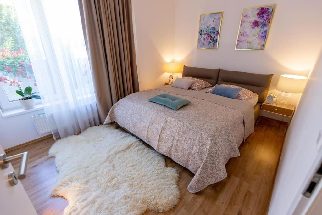 Comfy And Stylish With Terrace Near Center