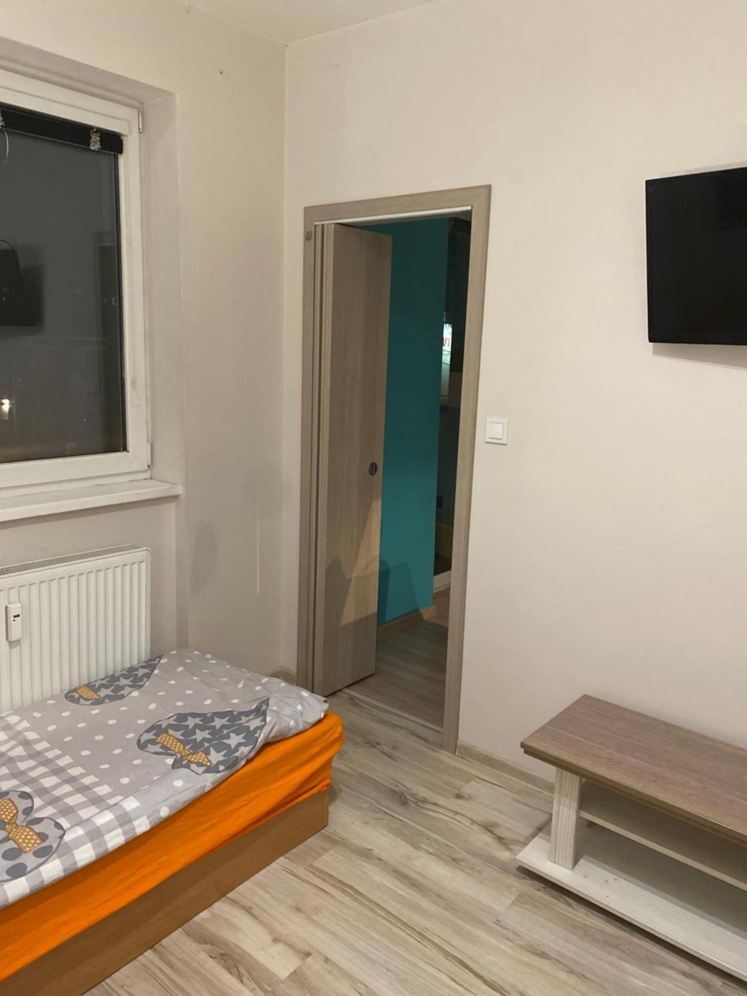 Vlastna Izba 5min Od Letiska Homestay