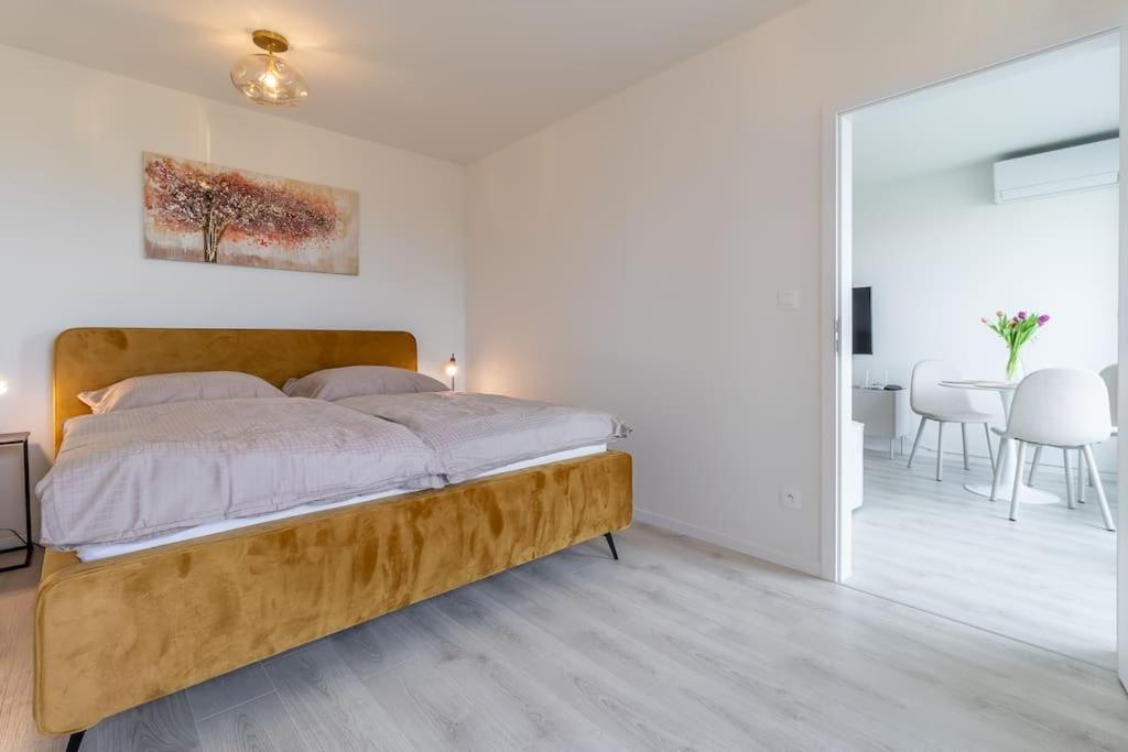 Cozy Near City Centrum And Airport Apartment