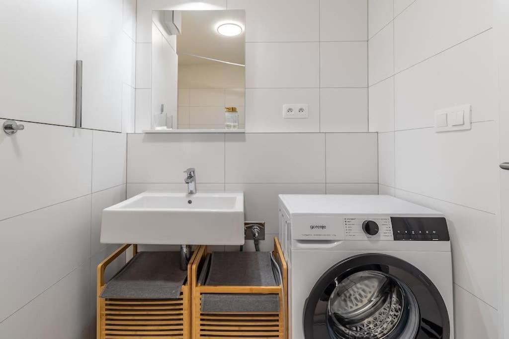 Cozy Near City Centrum And Airport Apartment *