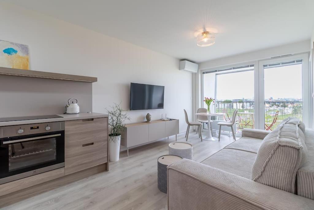 Cozy Near City Centrum And Airport Apartment *
