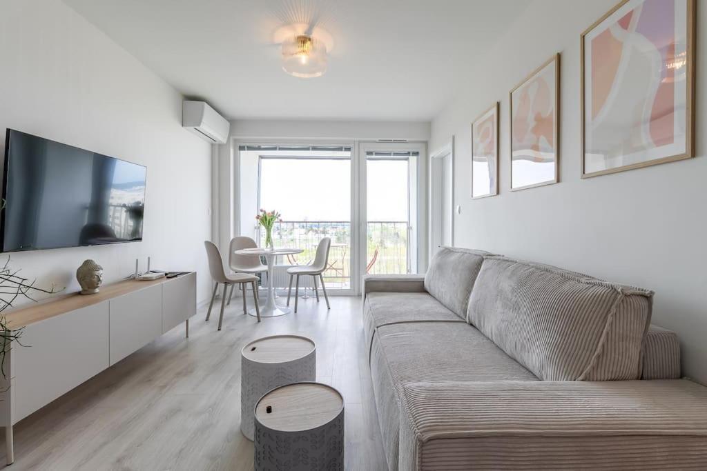 Cozy Near City Centrum And Airport Apartment *