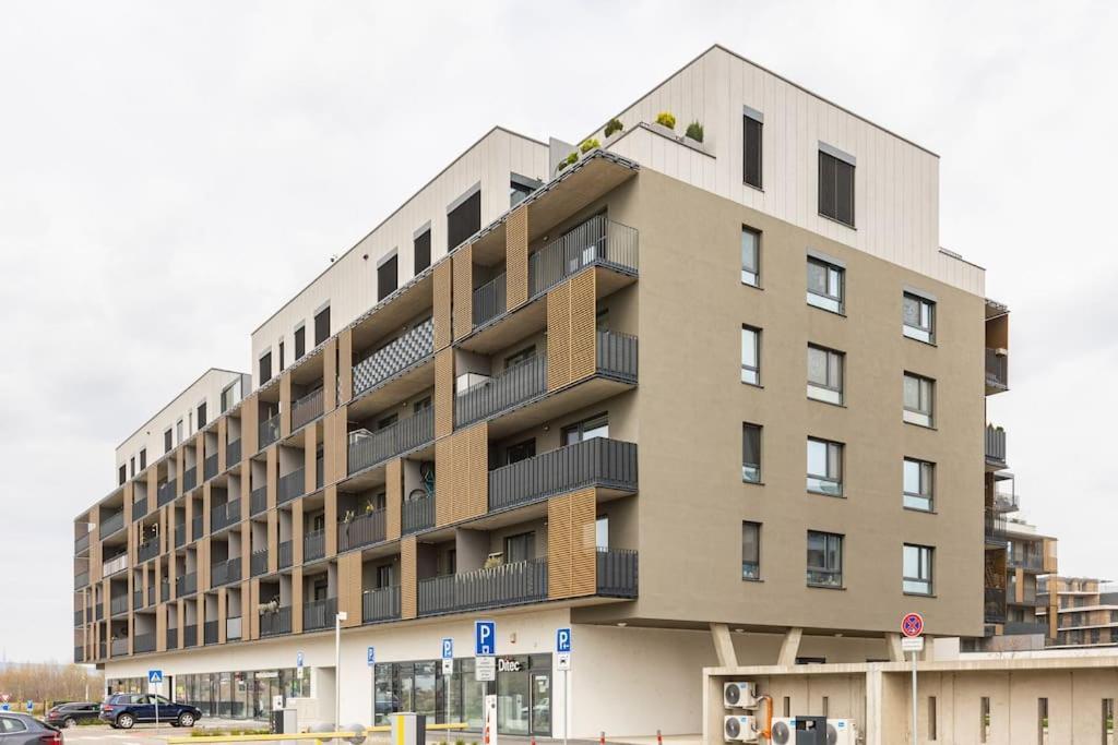 Cityscape Oasis: Active Heaven Apartamento Bratislava