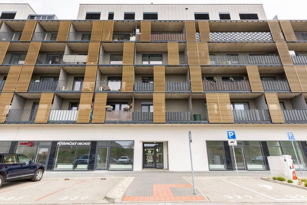 Cityscape Oasis: Active Heaven