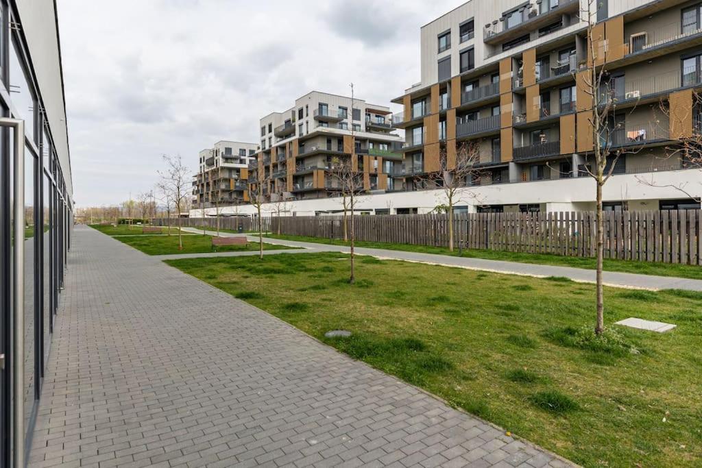 Cityscape Oasis: Active Heaven