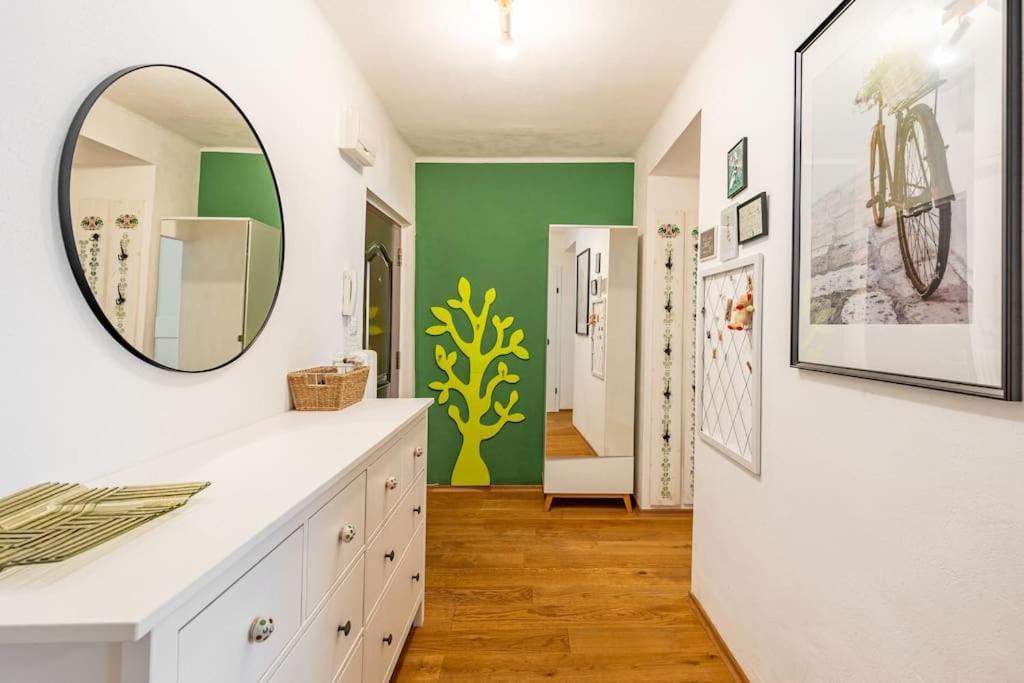 Tranquil Haven: Old Town Proximity Apartment *