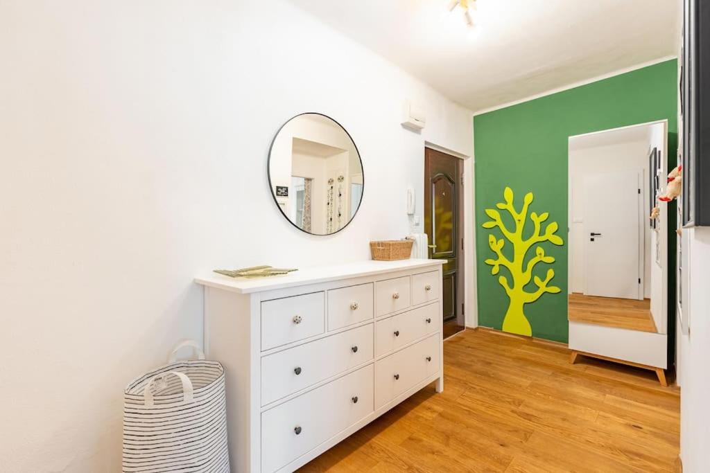 Tranquil Haven: Old Town Proximity Apartment *