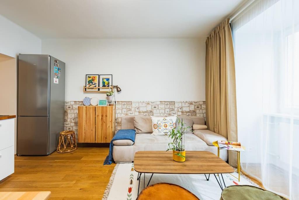 Tranquil Haven: Old Town Proximity