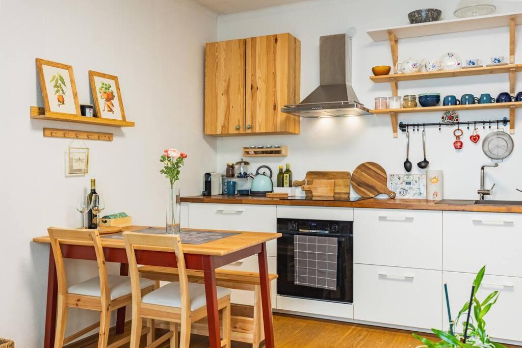 Tranquil Haven: Old Town Proximity Apartment *