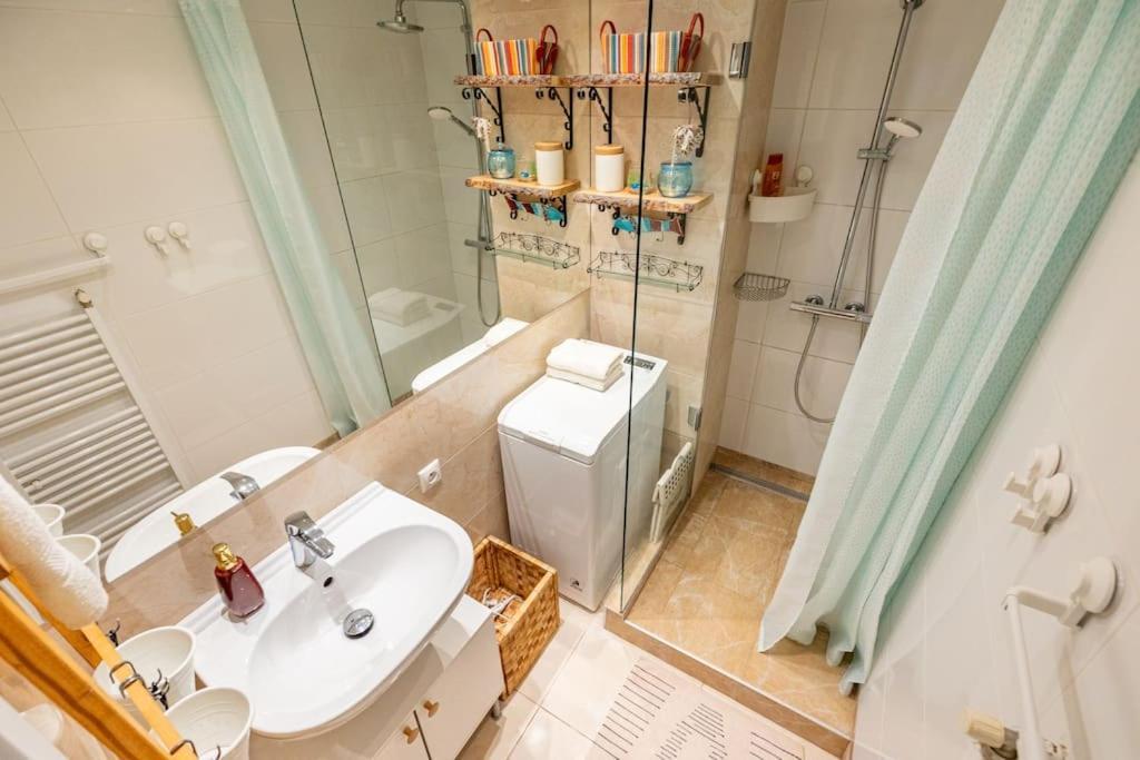 Tranquil Haven: Old Town Proximity Apartment *