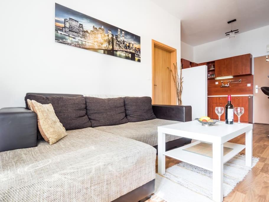 Cosy 2 Bedroom Flat Close To The Town With Parking Bratislava