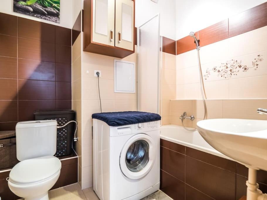Cosy 2 Bedroom Flat Close To The Town With Parking Apartment *