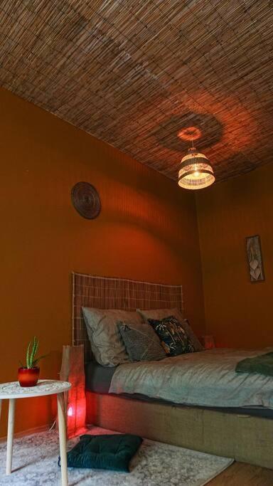 Sahara With Shared Bathroom In Centre *