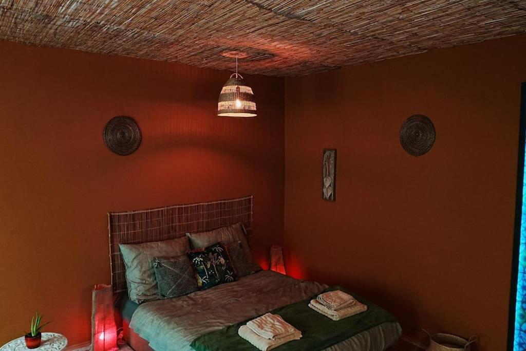 Sahara With Shared Bathroom In Centre *