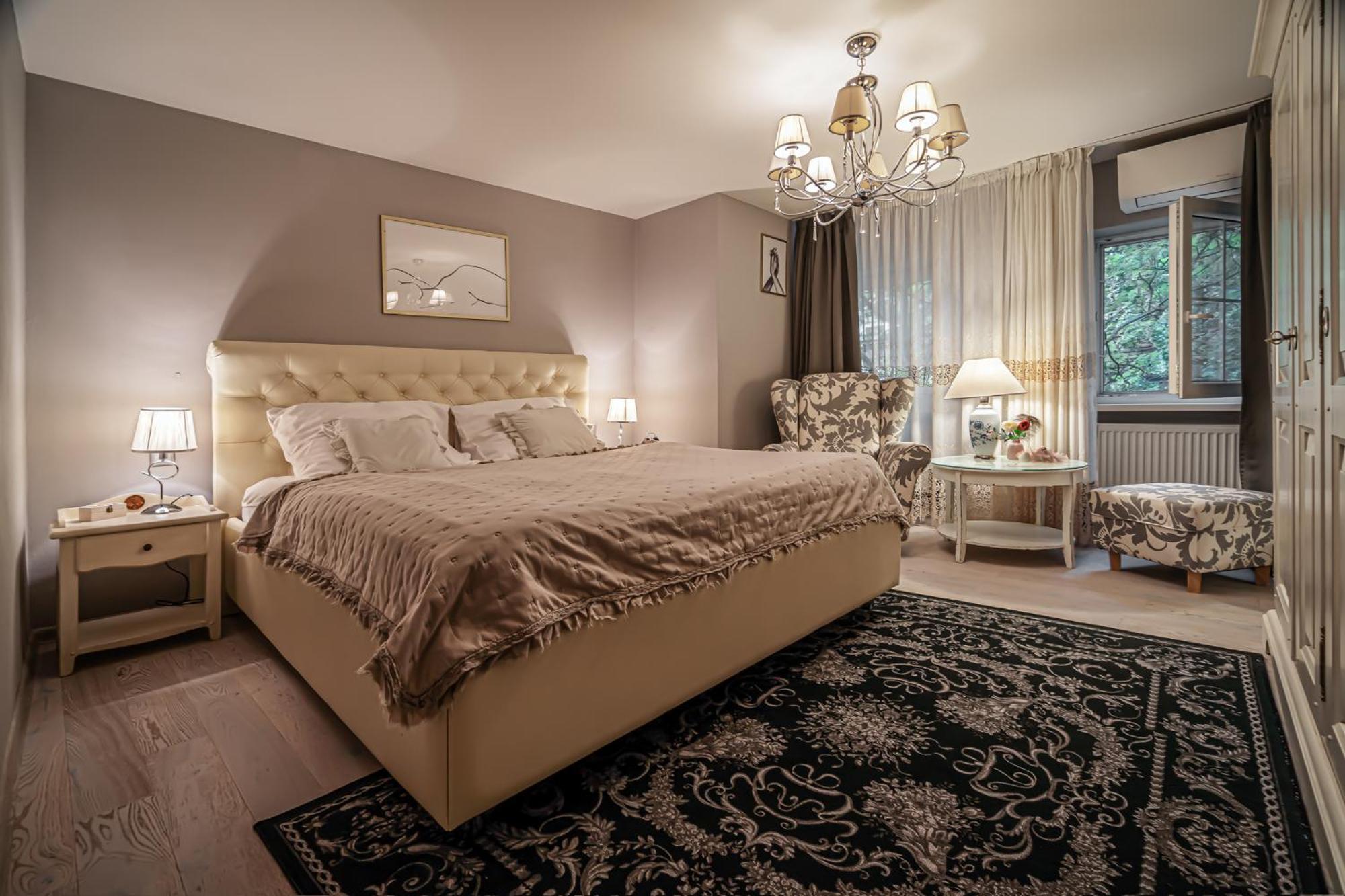 Luxurious And Royal In The Old Town