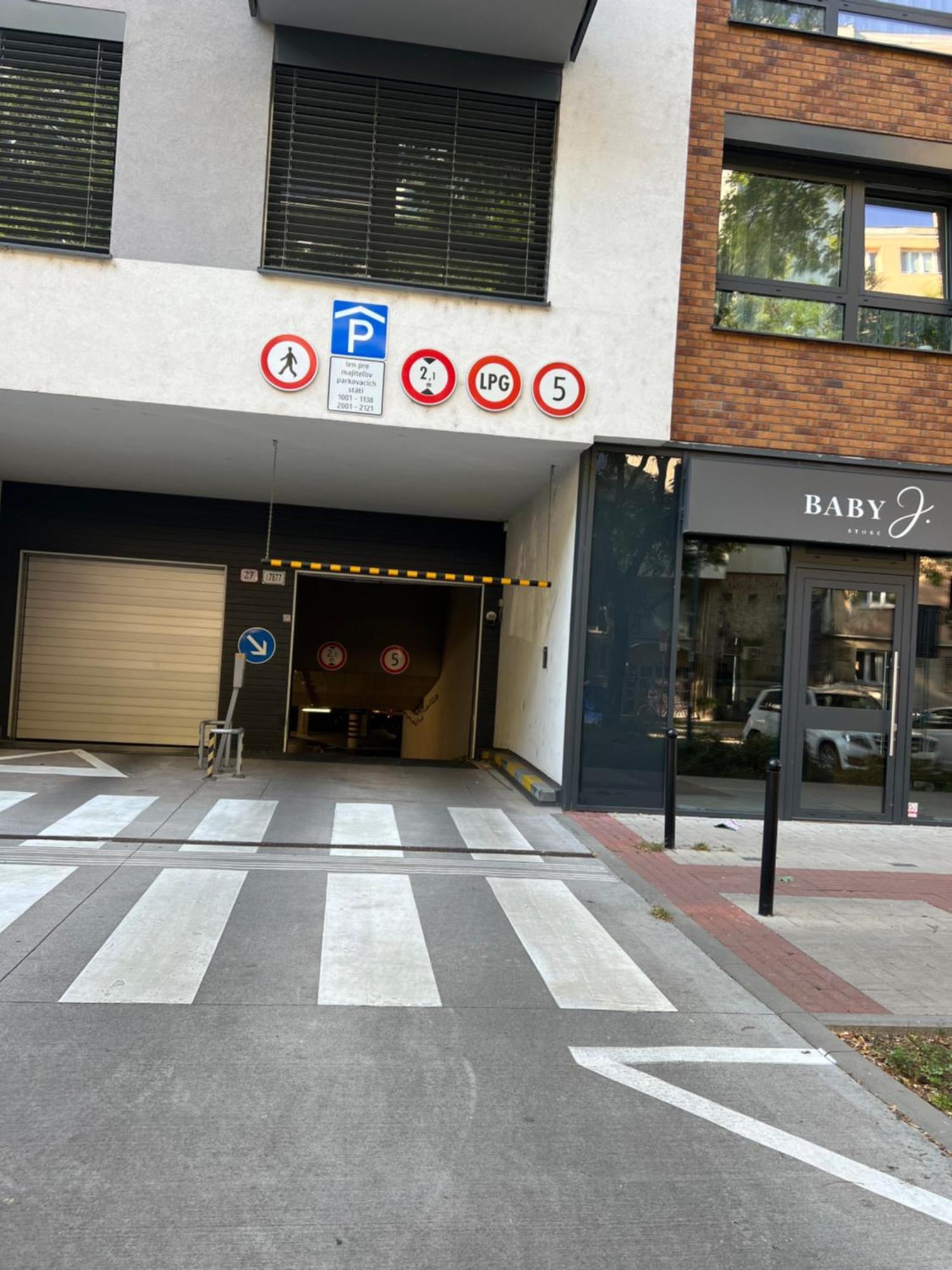 Lia - Private Parking
