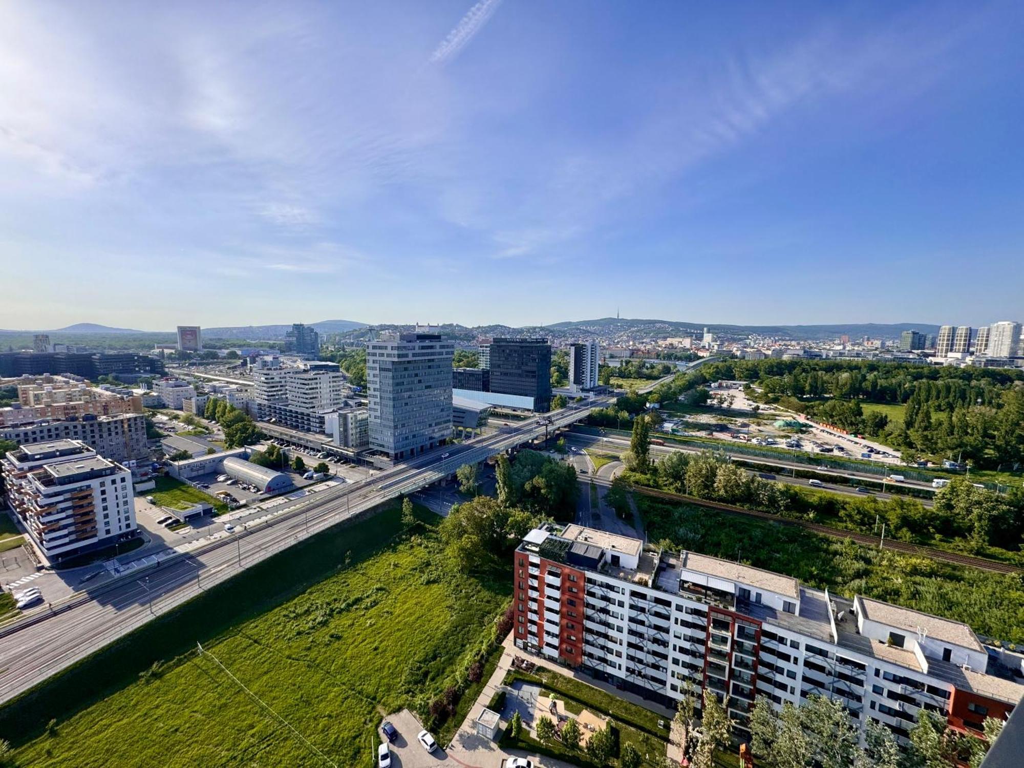 Top City View From 23rd Floor - Parking Included Apartment Bratislava