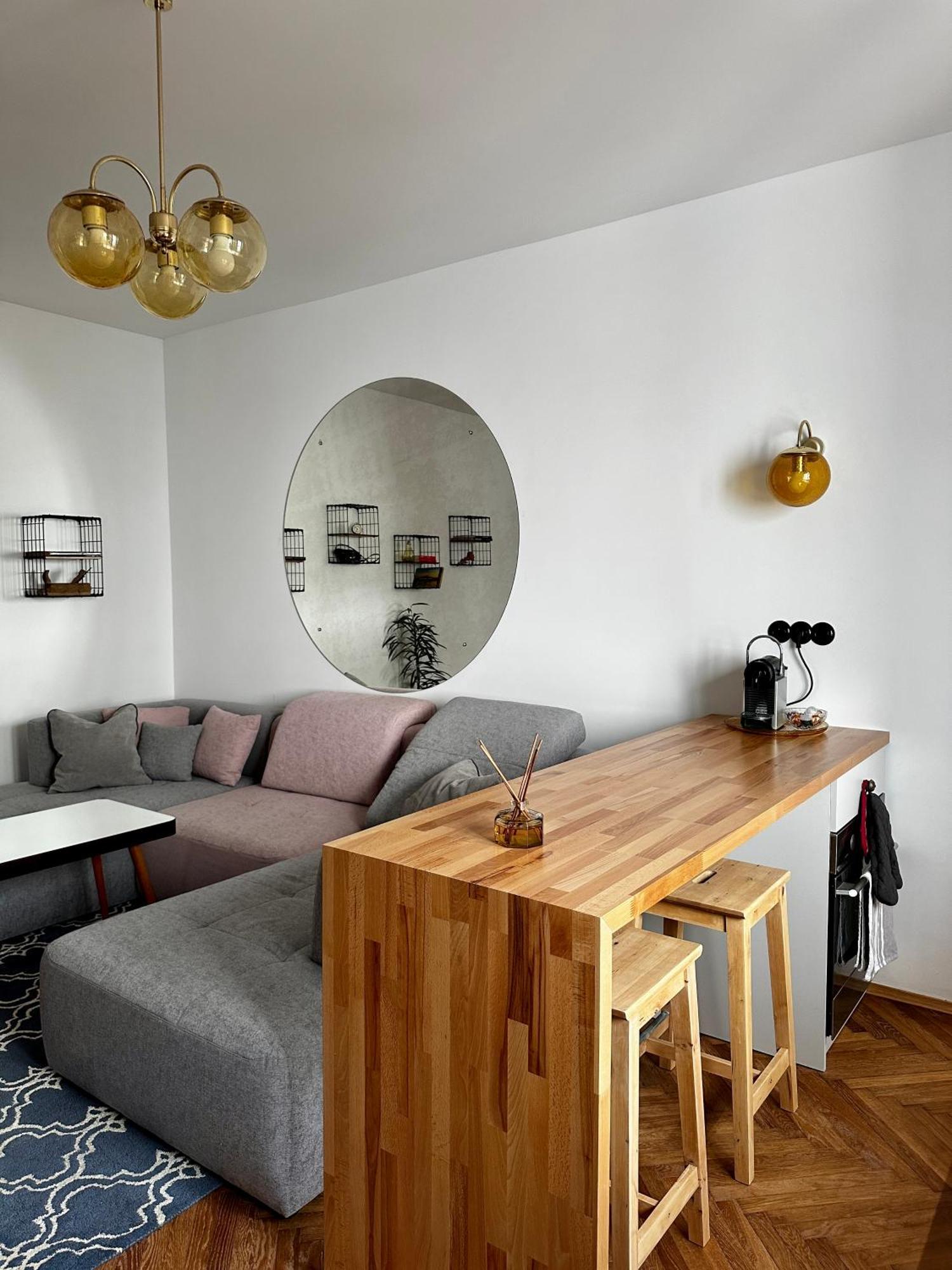 Charming Historic Hideaway Near Center