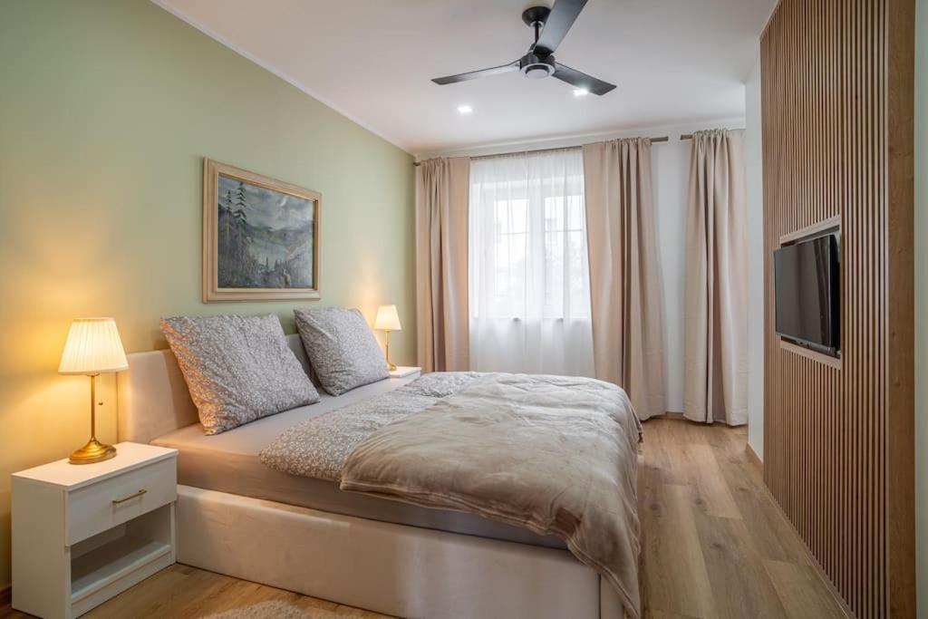 Charming 2-bedroom In The Wider Center Of Apartment *