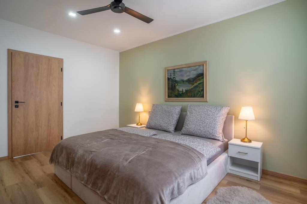 Charming 2-bedroom In The Wider Center Of Apartment *