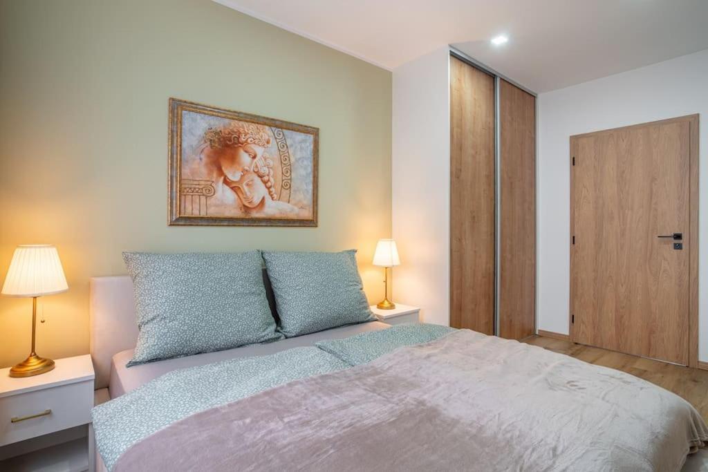 Charming 2-bedroom In The Wider Center Of