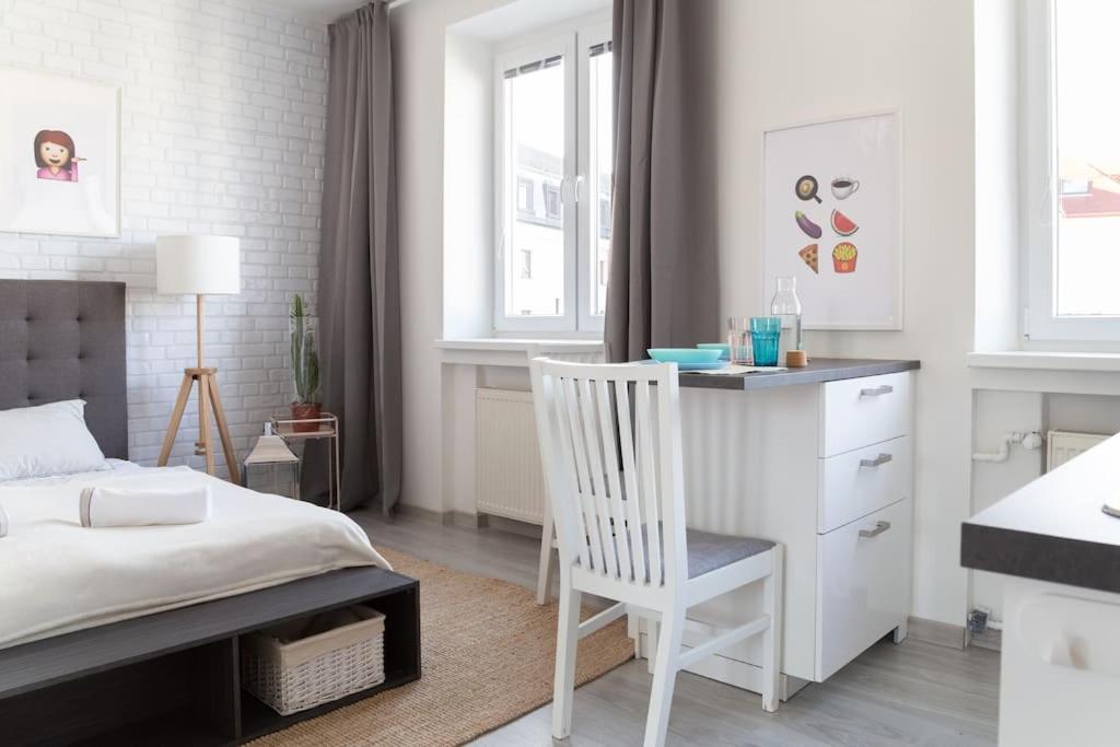 Apartment Wonderful Emoji In Oldtown, Street Parking *