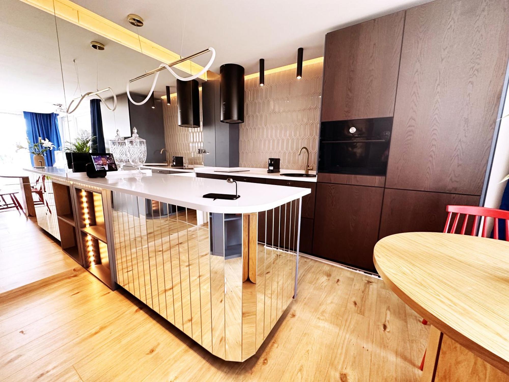 Ambient Lounge With Sundeck And Free Parking Apartment