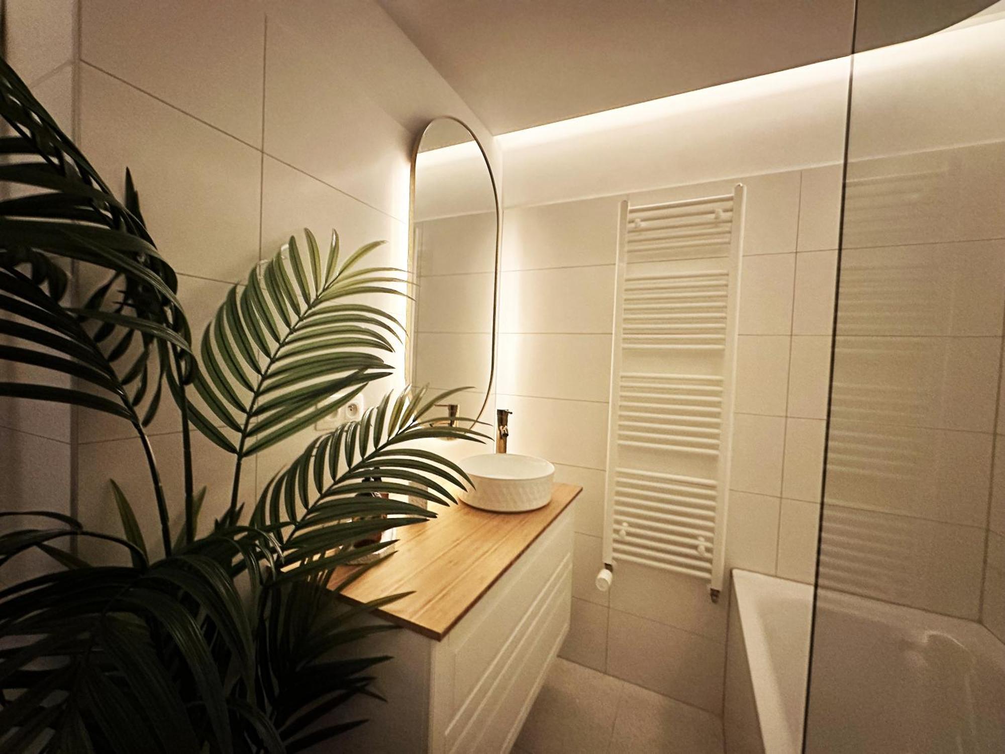 Ambient Lounge With Sundeck And Free Parking *