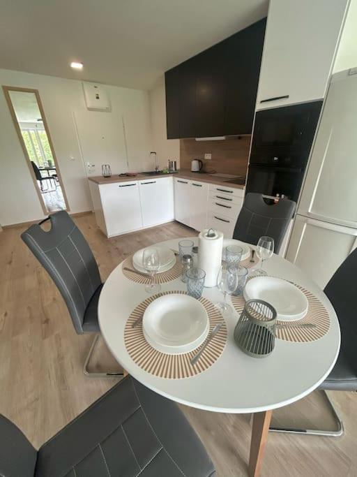 Apartment Modern Aparment In Moruse Compex With Free Parking *