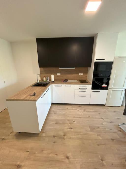 Modern Aparment In Moruse Compex With Free Parking *