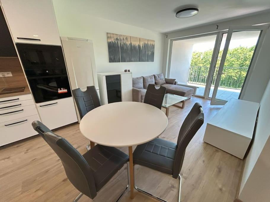 Modern Aparment In Moruse Compex With Free Parking Apartment