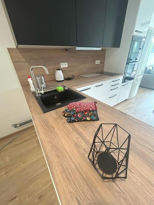 Modern Aparment In Moruse Compex With Free Parking Apartment *