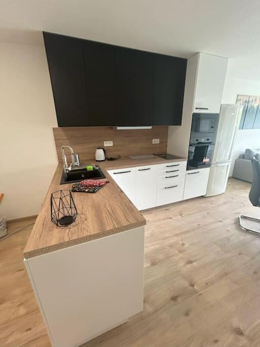 Apartment Modern Aparment In Moruse Compex With Free Parking *