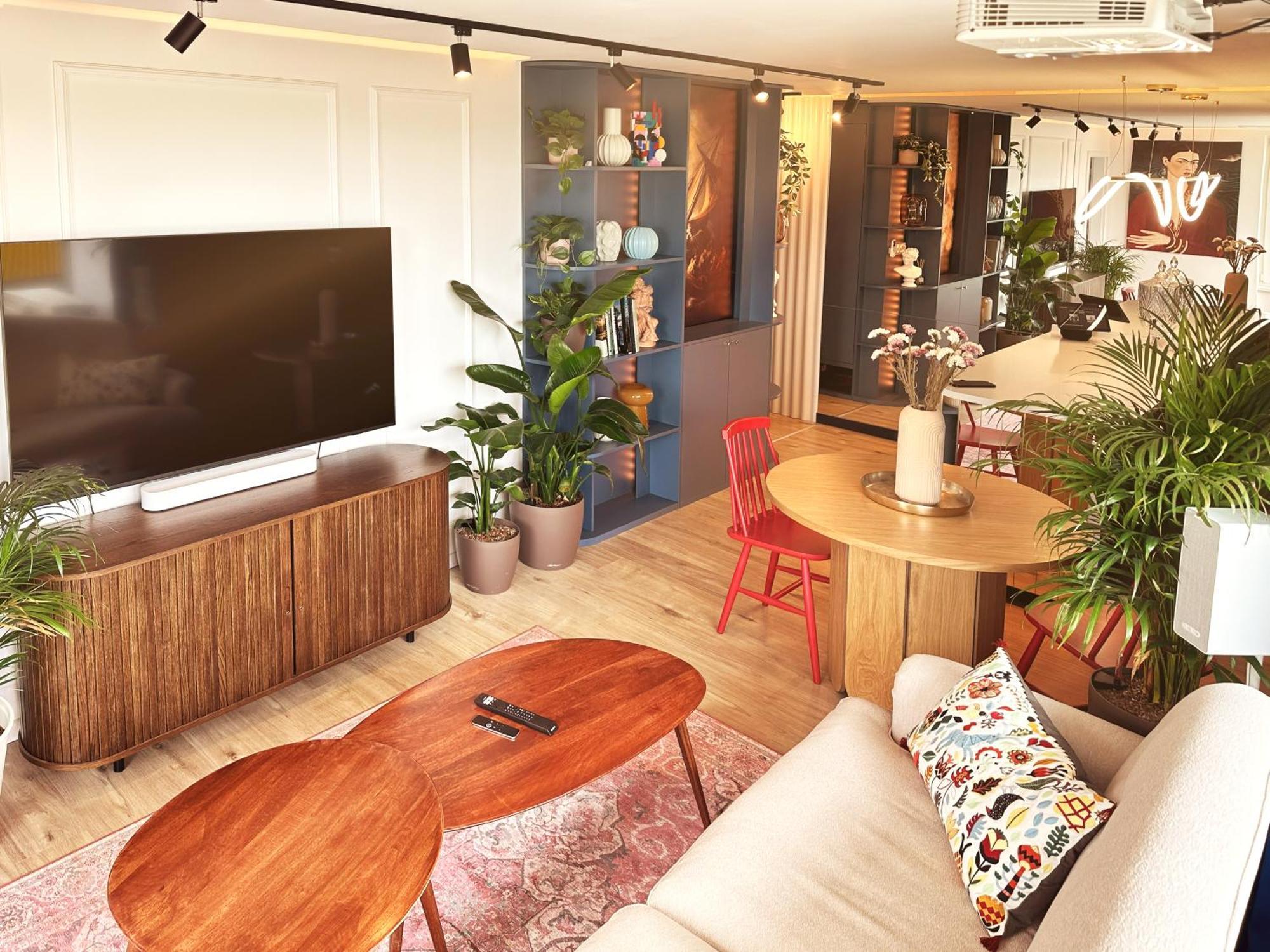 Ambient Lounge With Sundeck And Free Parking Apartment *