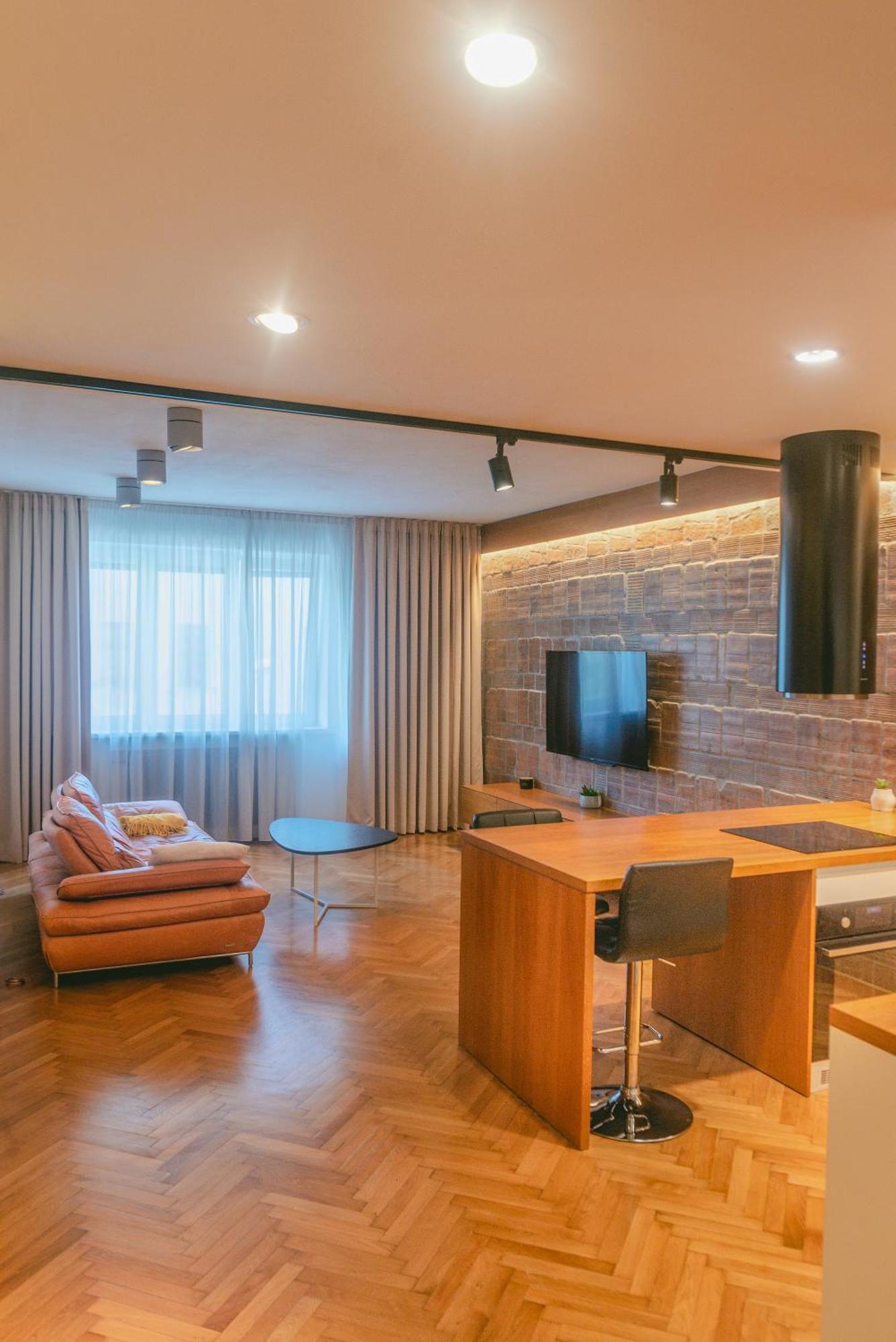 Apartment Luxury City Center Apt W Ac & Balcony *