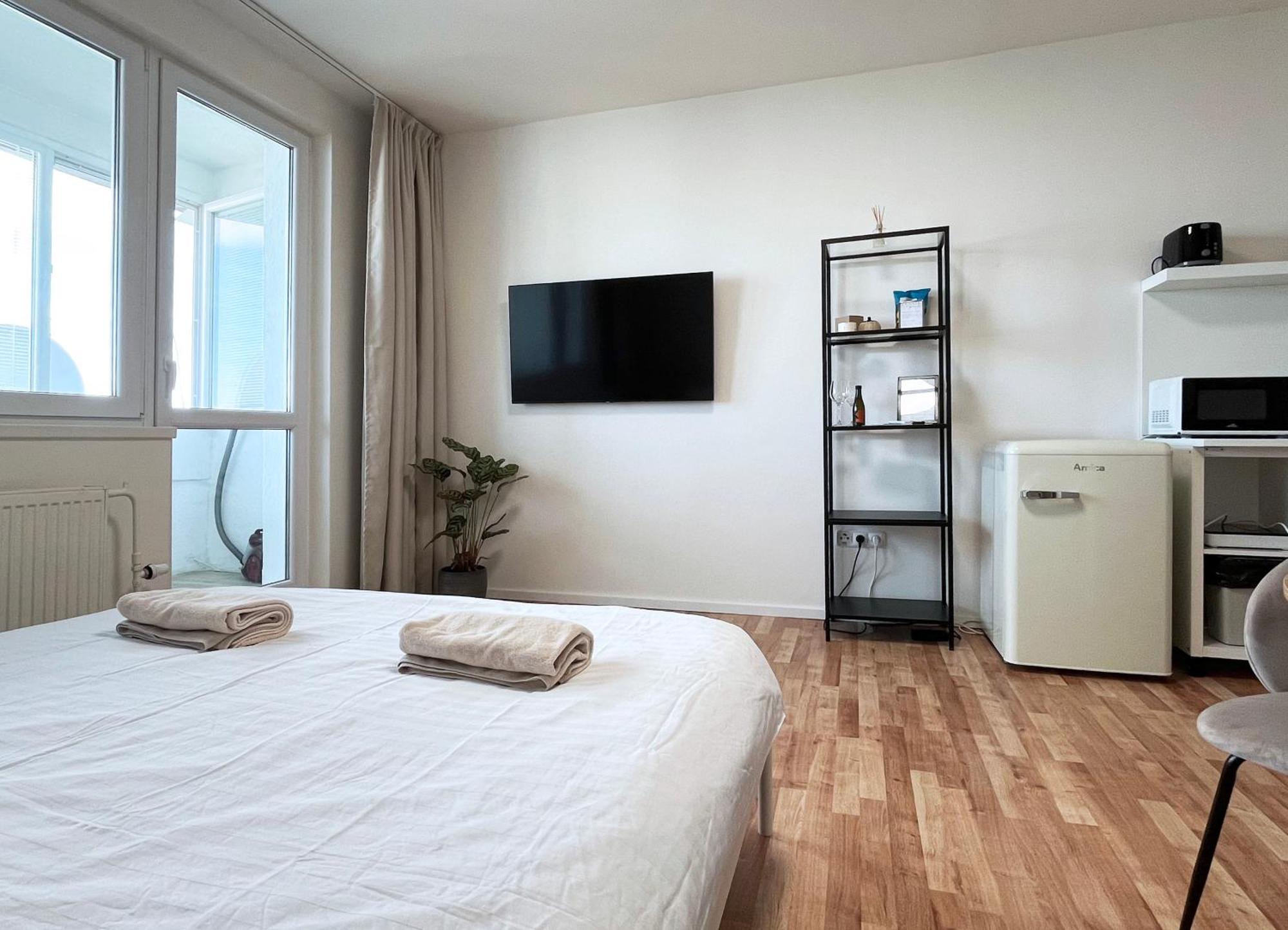 Air-conditioned Studio, Close To Centre & Tram Stop *