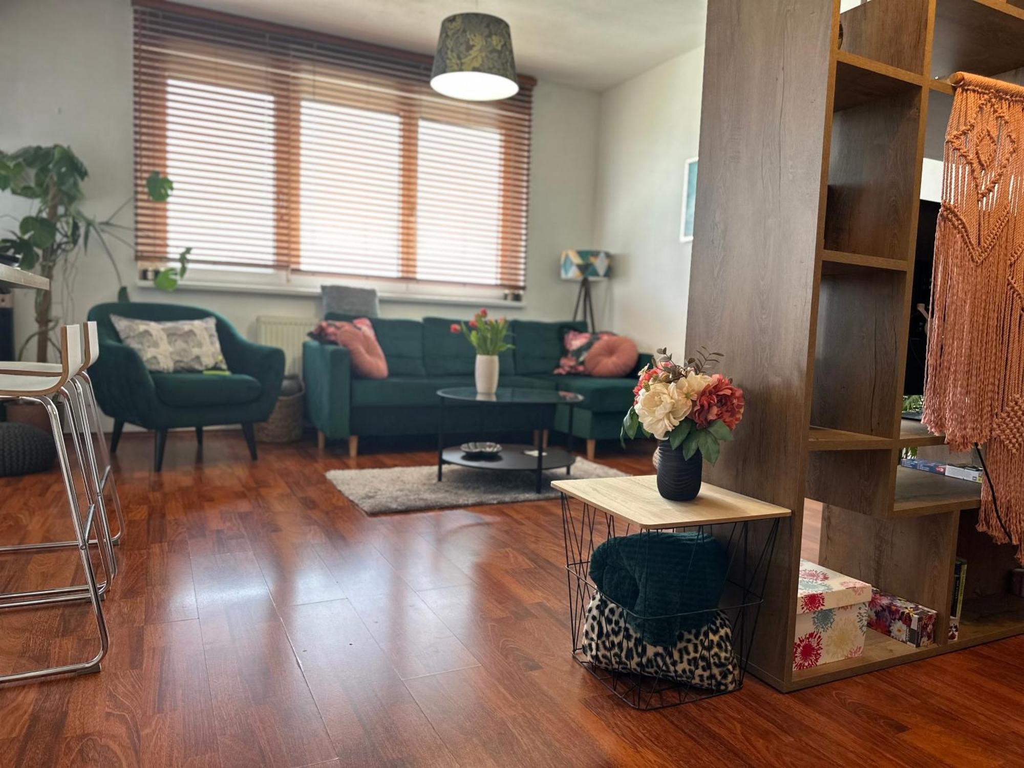 Cozy With Balcony Seating, 9th Floor, Parking Apartamento Bratislava