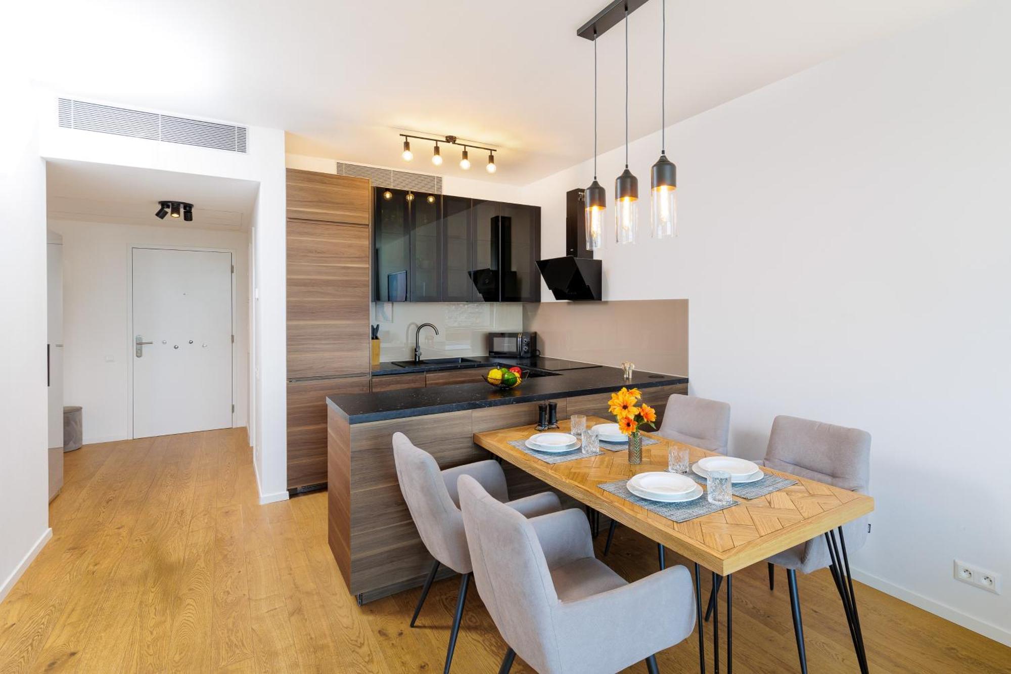 Sky Park 1 - Luxurious #instaworthy In Downtown Center With Included Parking, Address In Town Apartment *