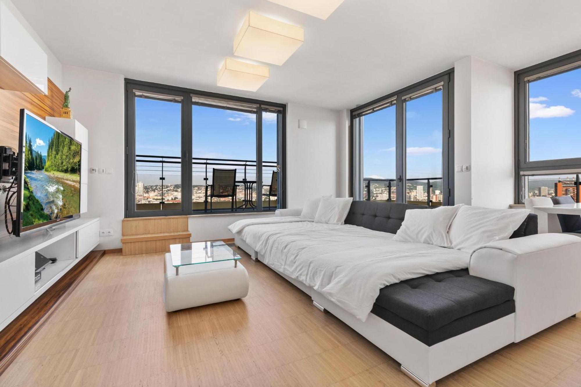 Sky In - With 2 Parking Places Apartment