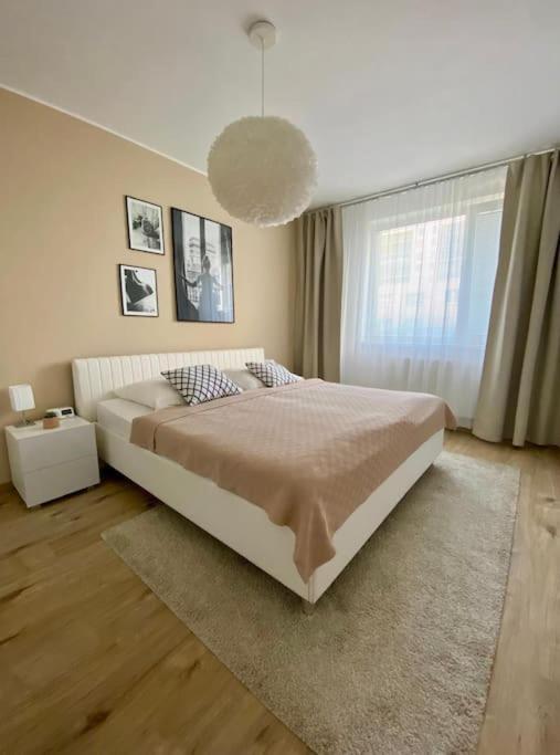 Lucao Apartment, 1-4 Guests, Free Parking & Wifi, 10 Min From Downtown Apartment Bratislava