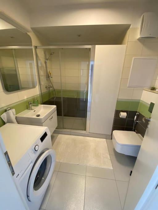 Lucao Apartment, 1-4 Guests, Free Parking & Wifi, 10 Min From Downtown Bratislava