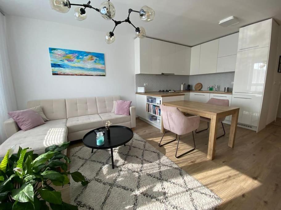 Lucao Apartment, 1-4 Guests, Free Parking & Wifi, 10 Min From Downtown Apartment *