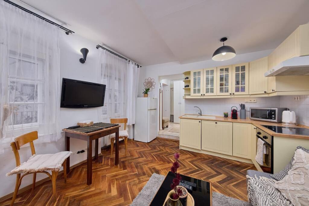 Old - Courtyard Apartment