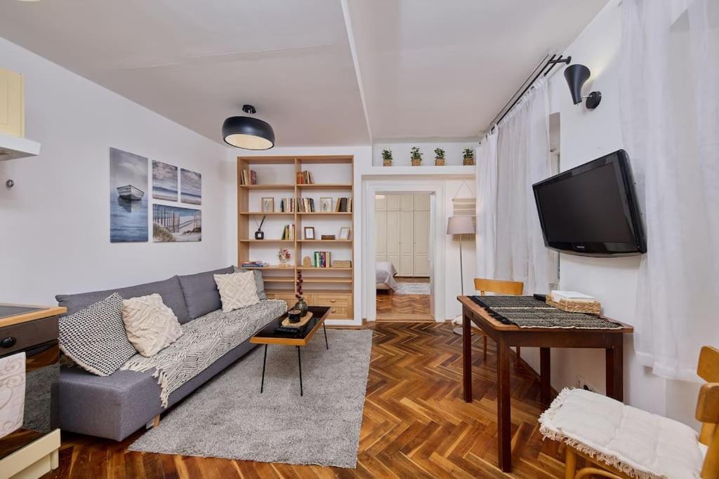 Old - Courtyard Apartment *