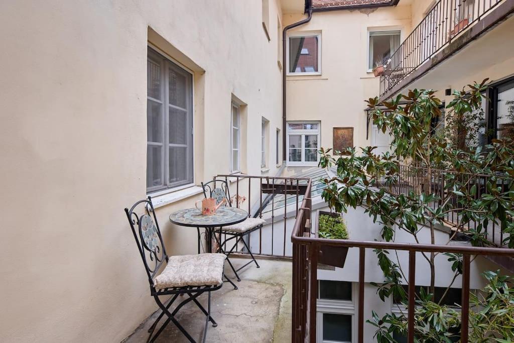 Apartment Old - Courtyard