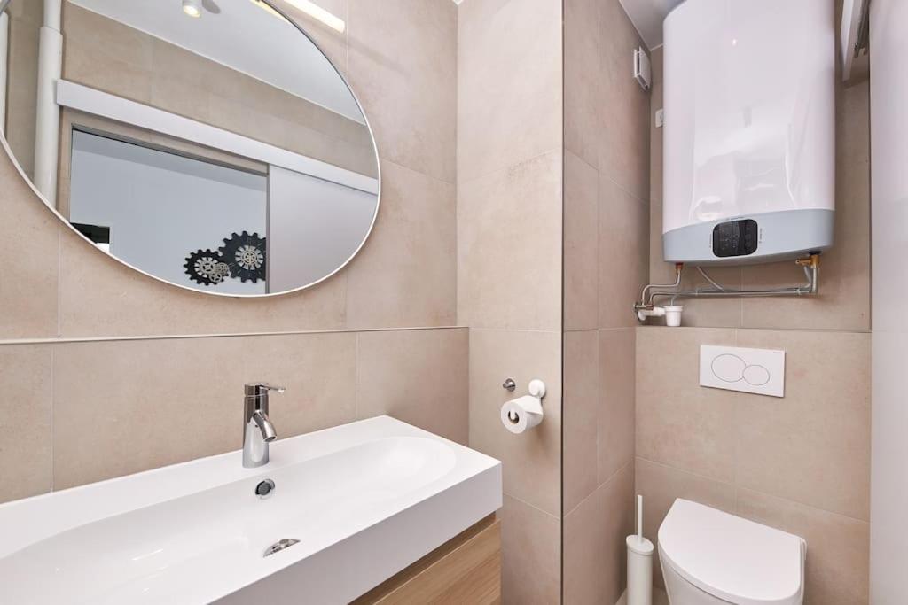 Riverside Center, 3 Bedroom Garage Apartment Bratislava