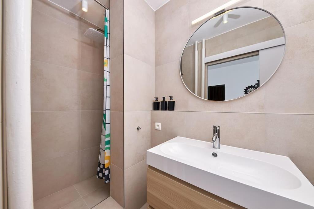 Riverside Center, 3 Bedroom Garage *