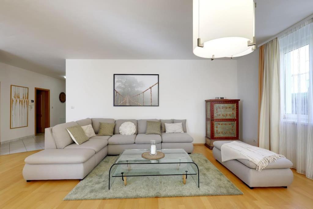 3min2centre - 2 Bedroom Garage, View Apartment Bratislava