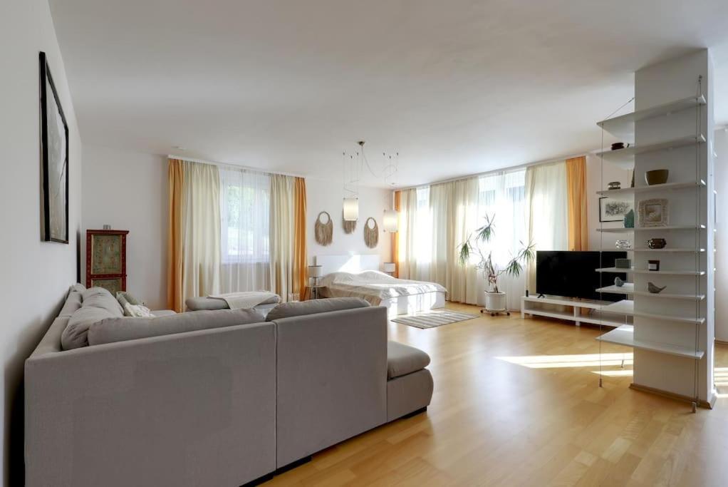 3min2centre - 2 Bedroom Garage, View