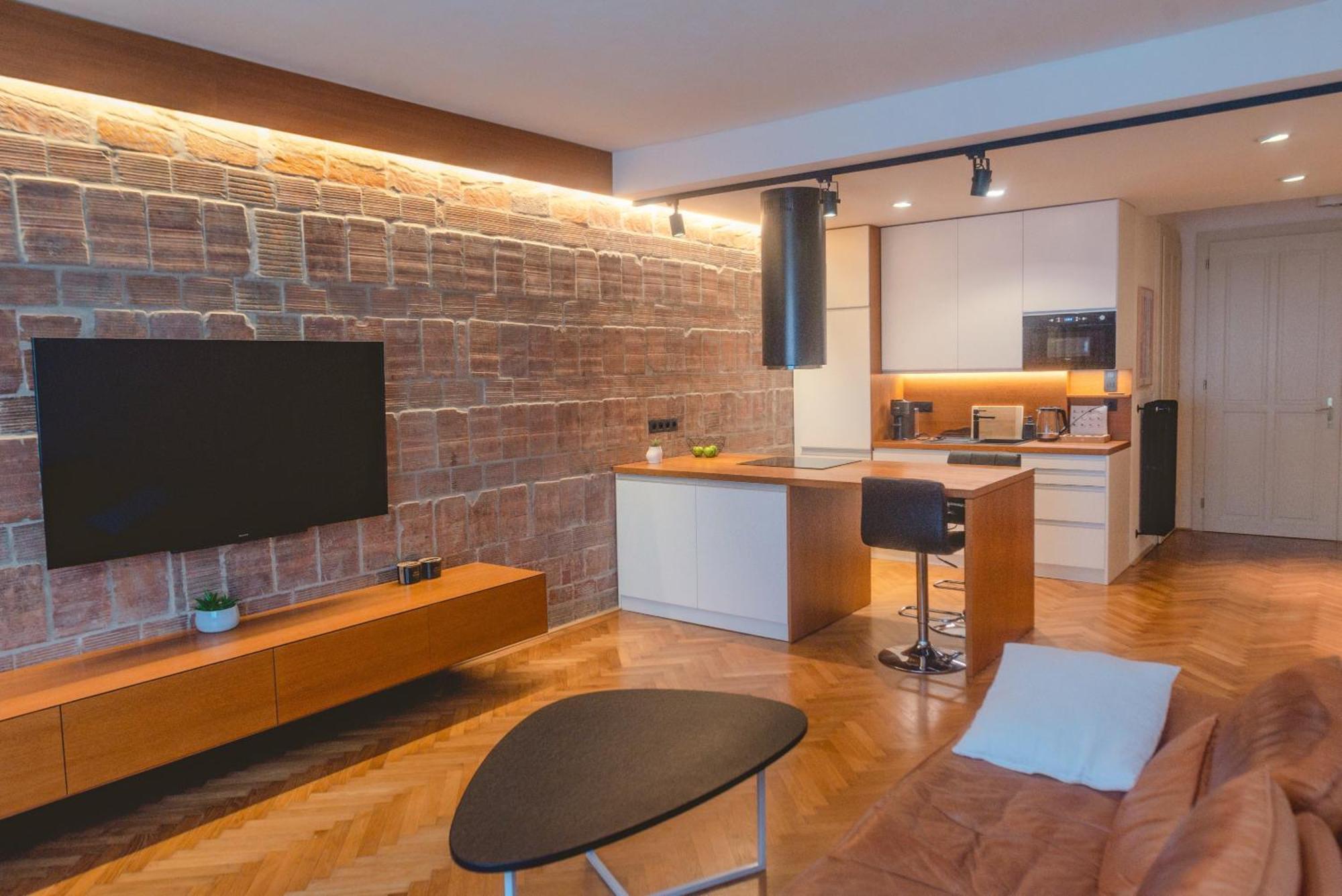 Luxury City Center Apt W Ac & Balcony Apartment *